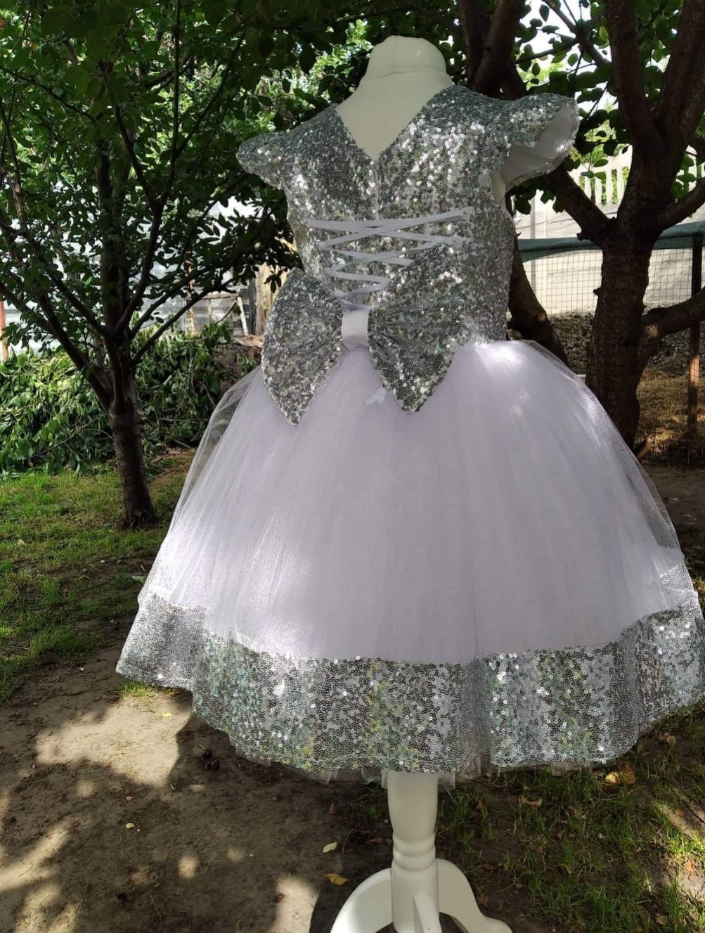 Śliczna sukienka cekinową 116 122