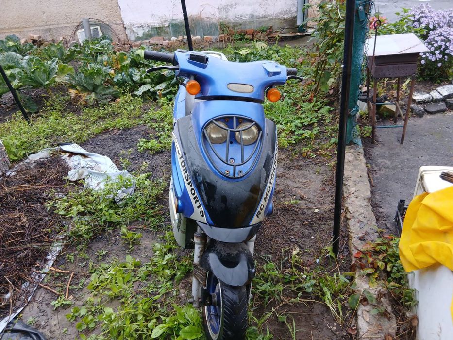 Мопед на фото назви не знаю