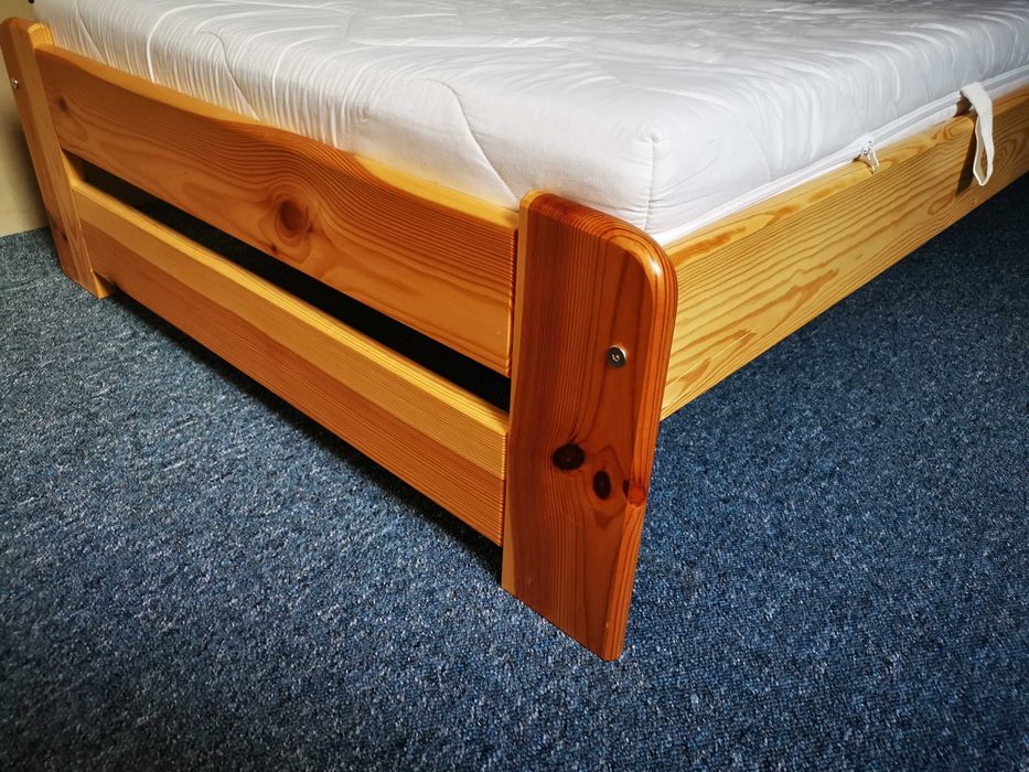 Pojedyncze łóżko drewniane z materacem