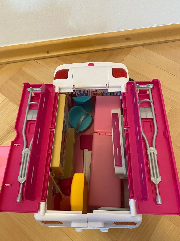 Karetka Barbie FRM 19 ze światłem i dźwiękiem Mattel mobilna klinika