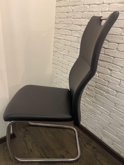 Шкіряний/металевий чорний стілець