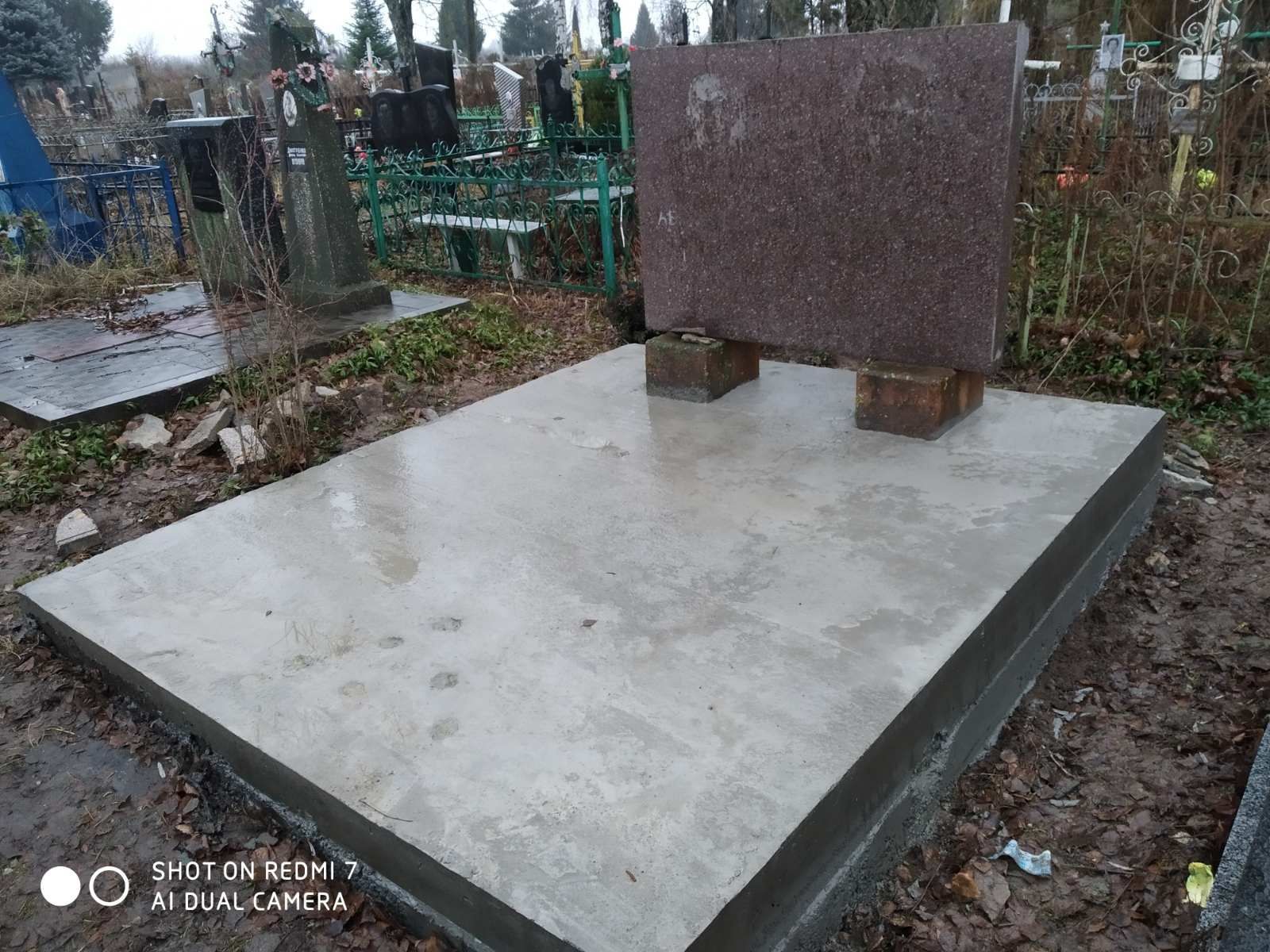 Пам'ятники граніт, бетон, бордюри плитка установка роботи на кладовищі