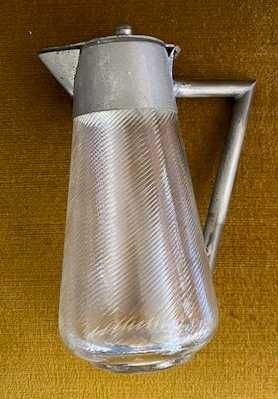 Linda cafeteira ou jarro com tampa em vidro e metal (antigo)