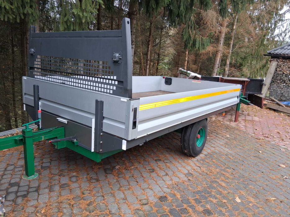 Przyczepa jednoosiowa z hamulcem