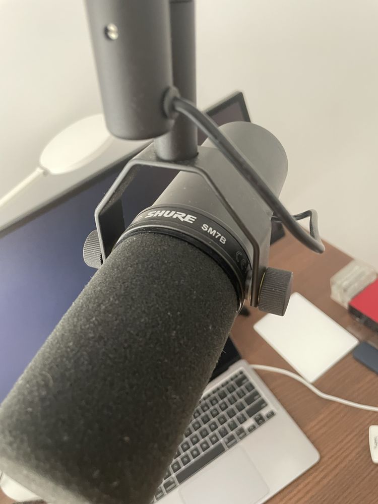Microfone Shure SM7B + Focusrite + FetHead + bolsas + cabo
