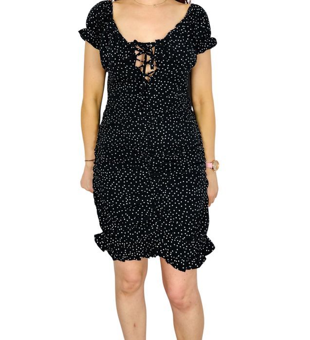 Czarna sukienka mini w białe groszki z wiązaniem i falbankami S 36