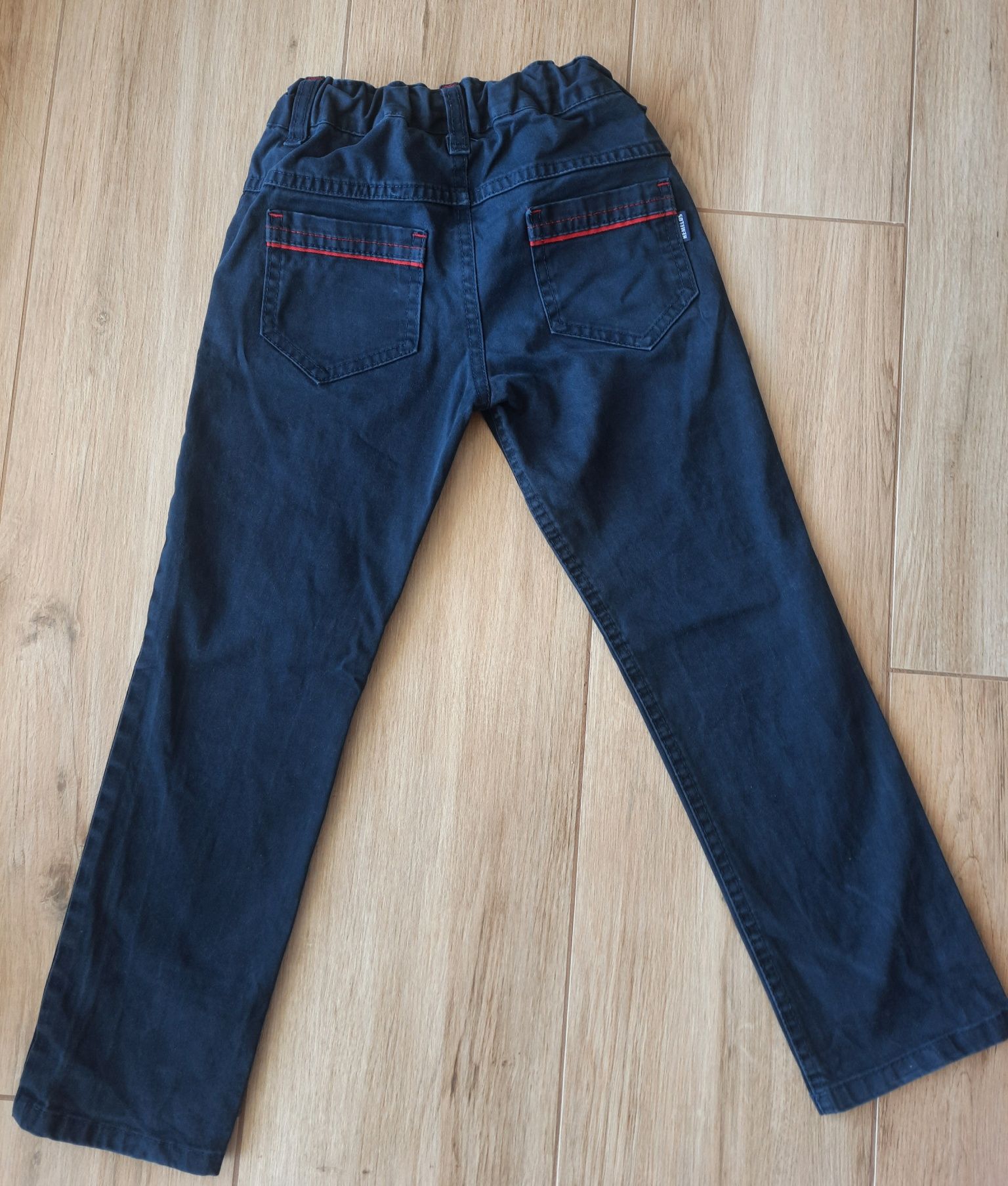 Granatowe spodnie jeans rozmiar 122.