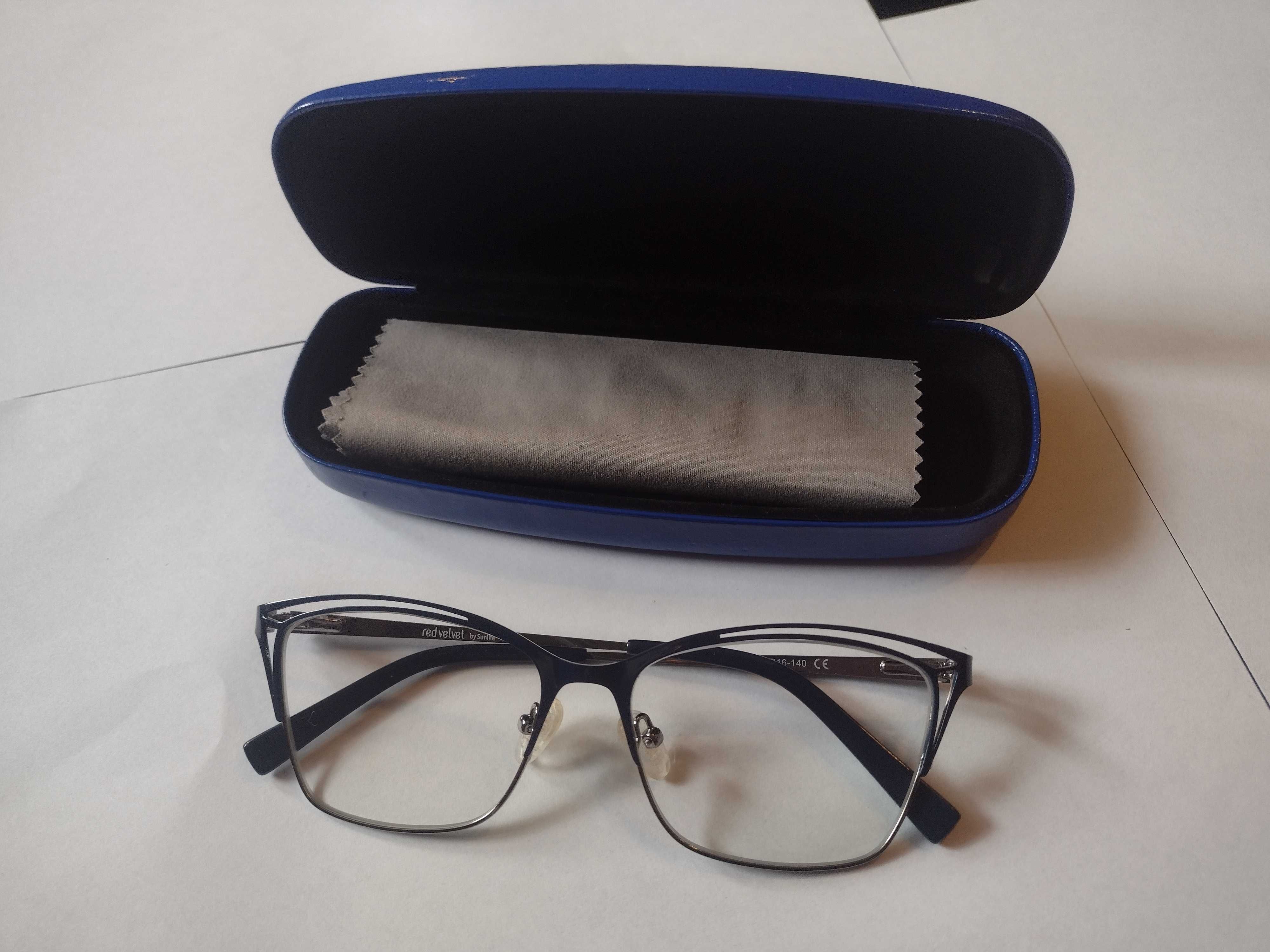 Okulary korekcyjne oprawki ze szkłami antyrefleks +0.25 i etui