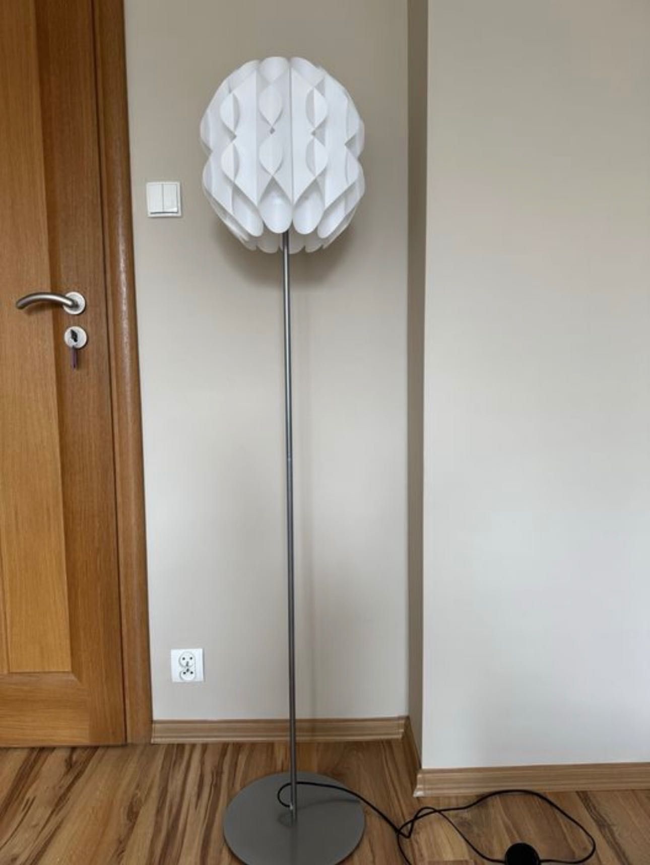 Lampa podłogowa biała