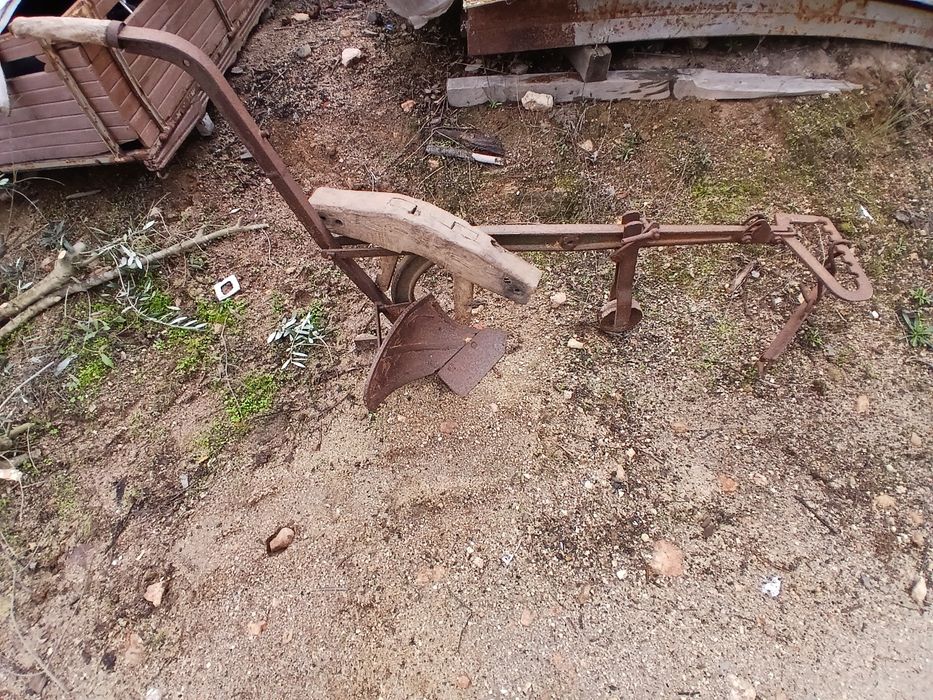 Charueco em ferro e  uma canga