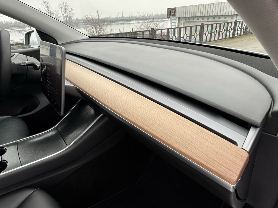 Tesla y, в гарному стані