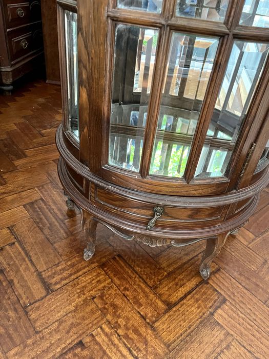 cristaleira antiga em bom estado