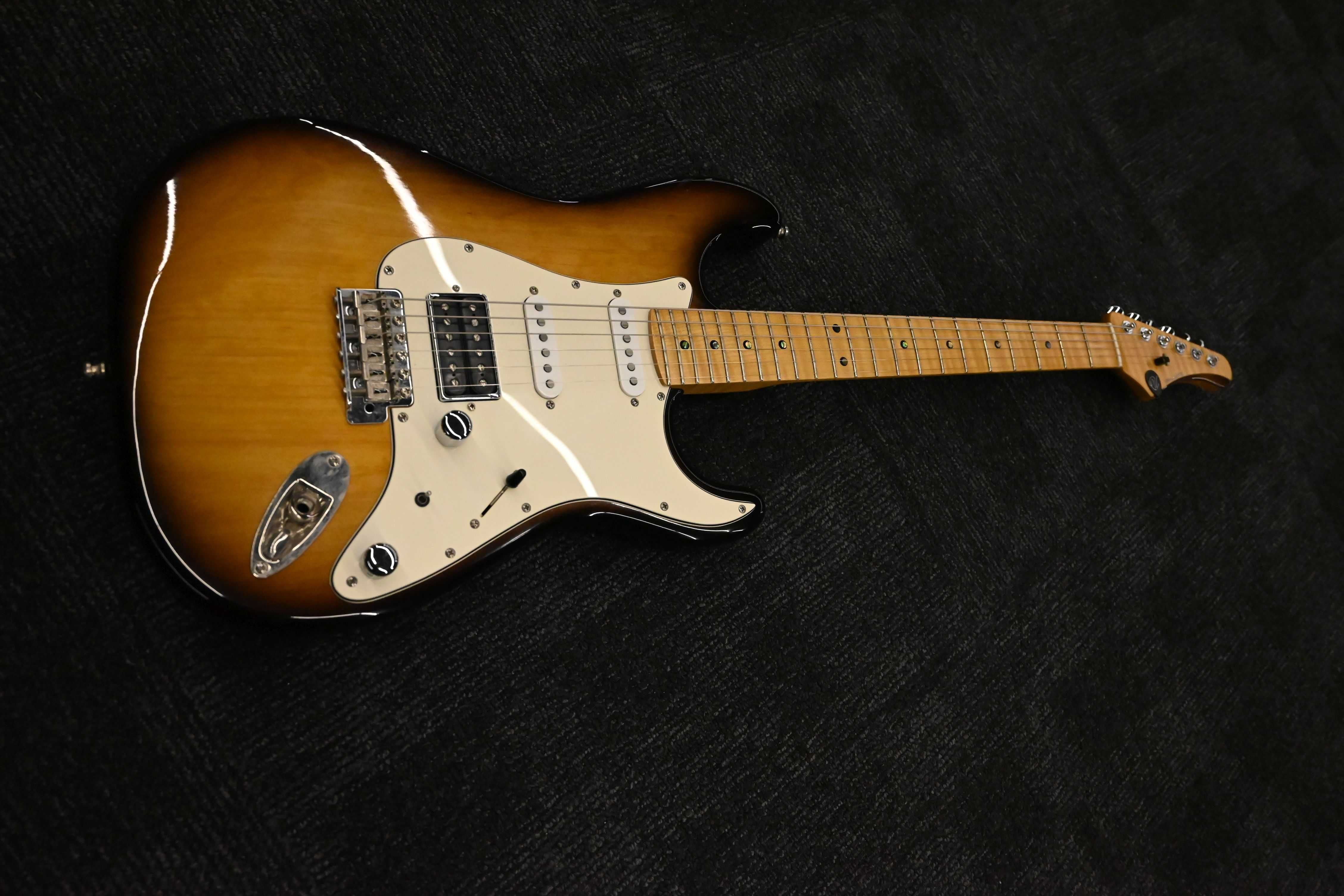 UFNAL Modern Classic Stratocaster, struny Fender