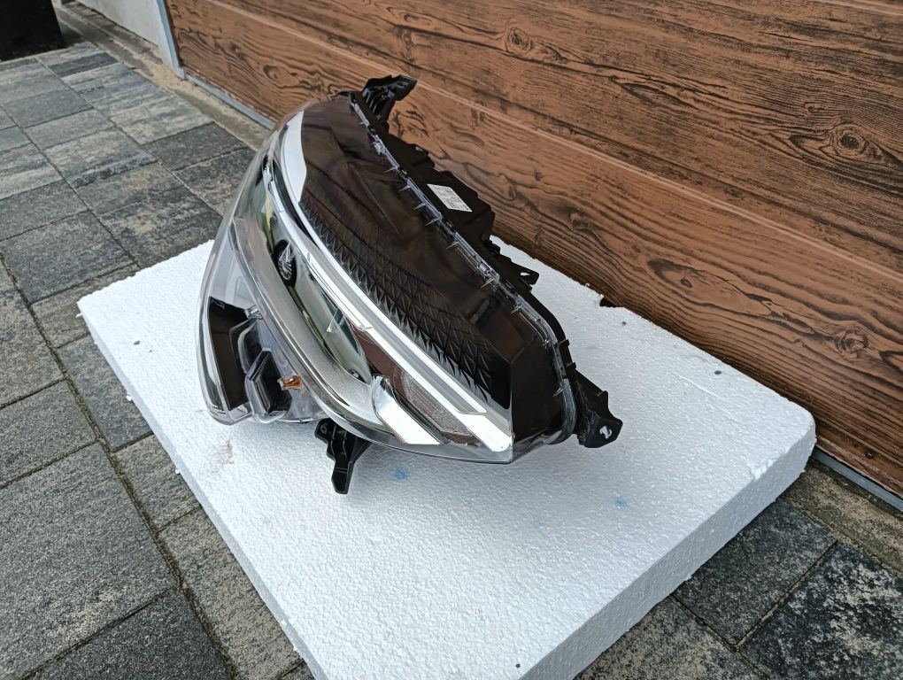 Renault Arkana lampa prawa przednia