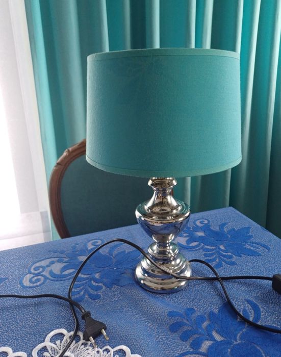 Lampa stojąca na komodę