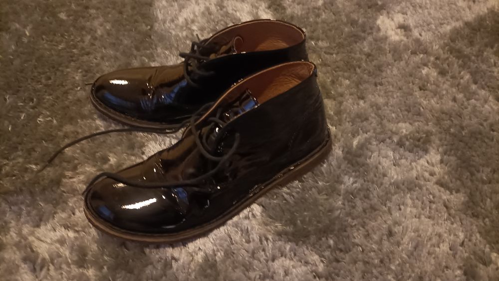 Botas de verniz preto da kickers