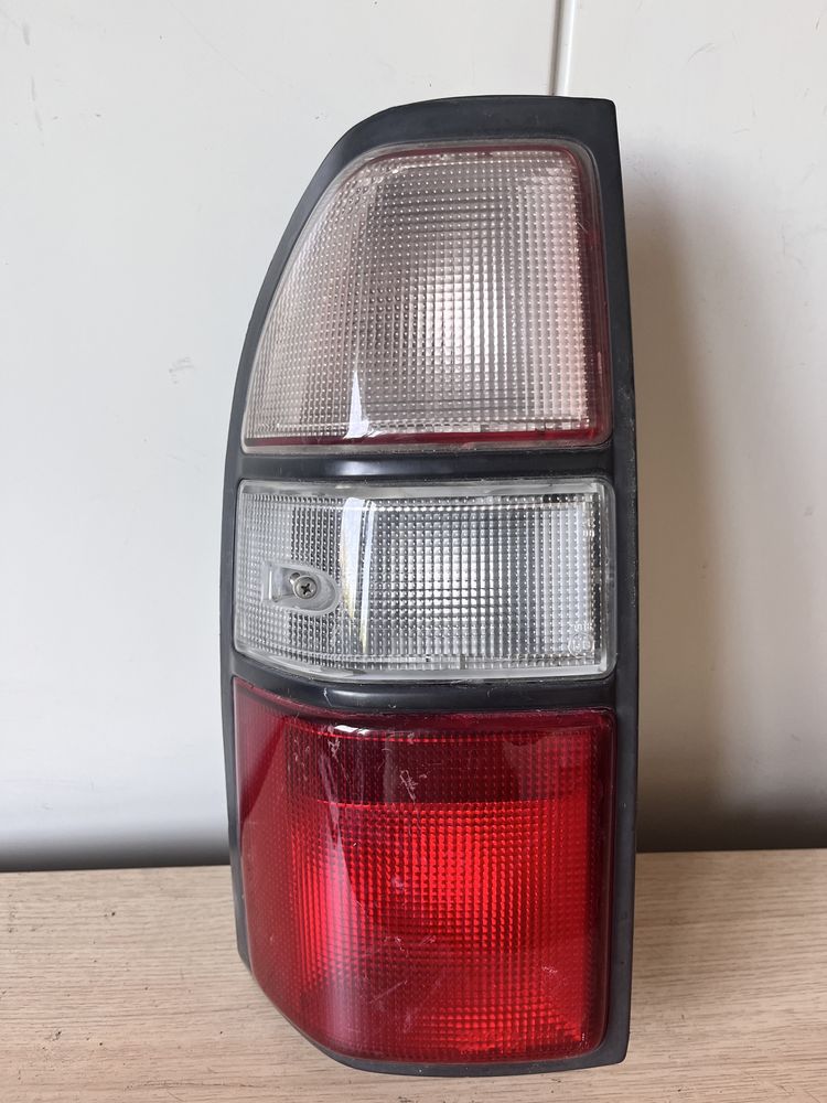 Lampa lewa tył Toyota Landcruiser J90