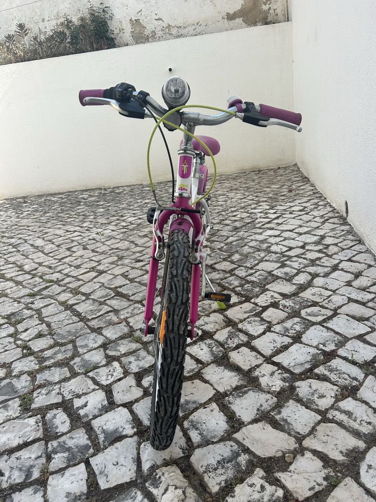 Bicicleta de criança cor de rosa