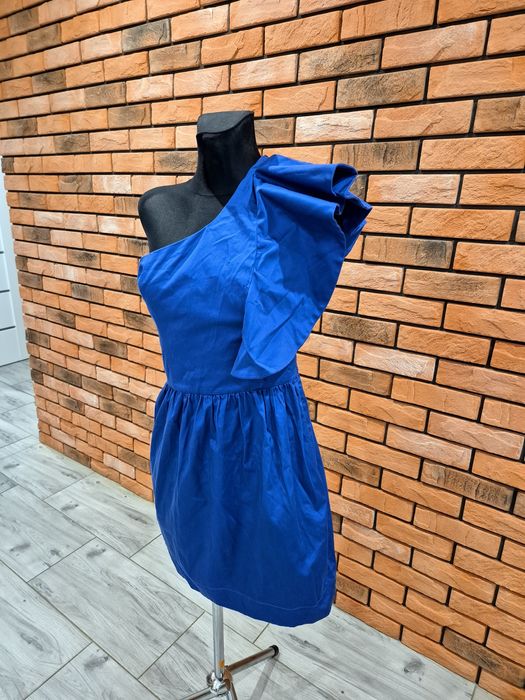 Elegancka sukienka na jedno ramie z falbaną
