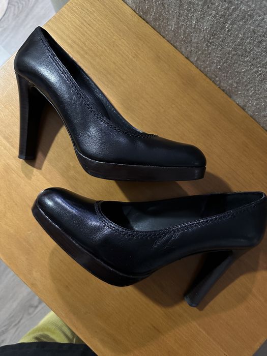 Sapatos de salto alto todos em peke Russell &Bromley
