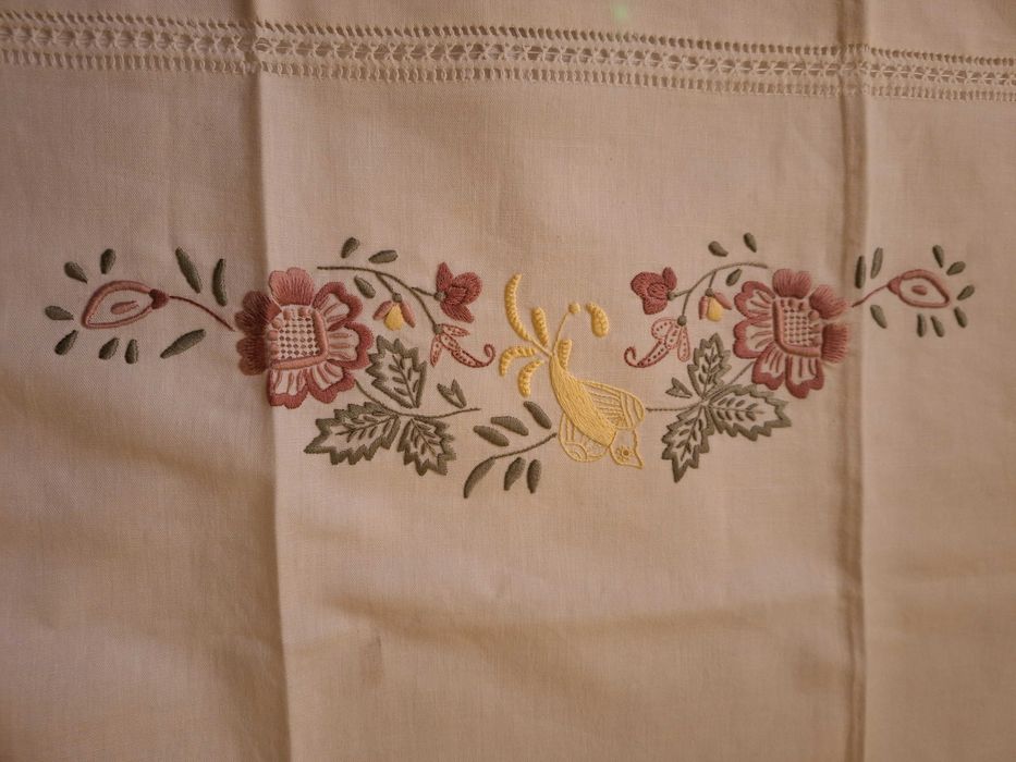 Caminho de mesa bordados à mão da Lixa  individual e guardanapos