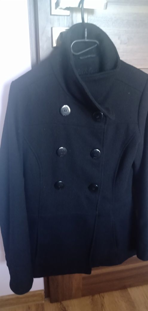 Czarny płaszcz kurtki