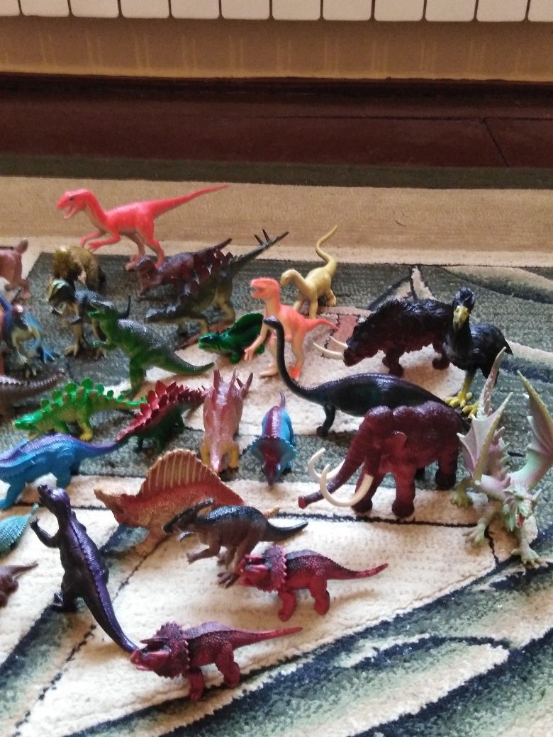 Figurki zwierząt dzikich i dinozaury