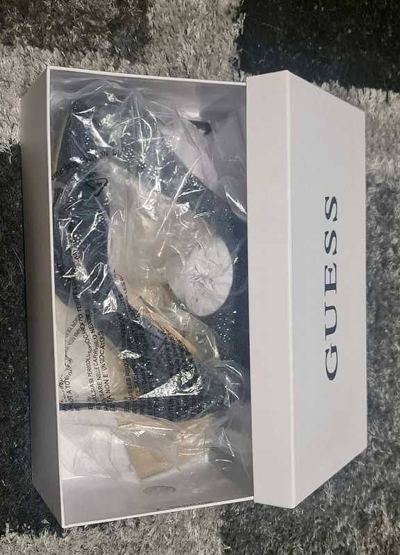 Sapatos Guess com brilho