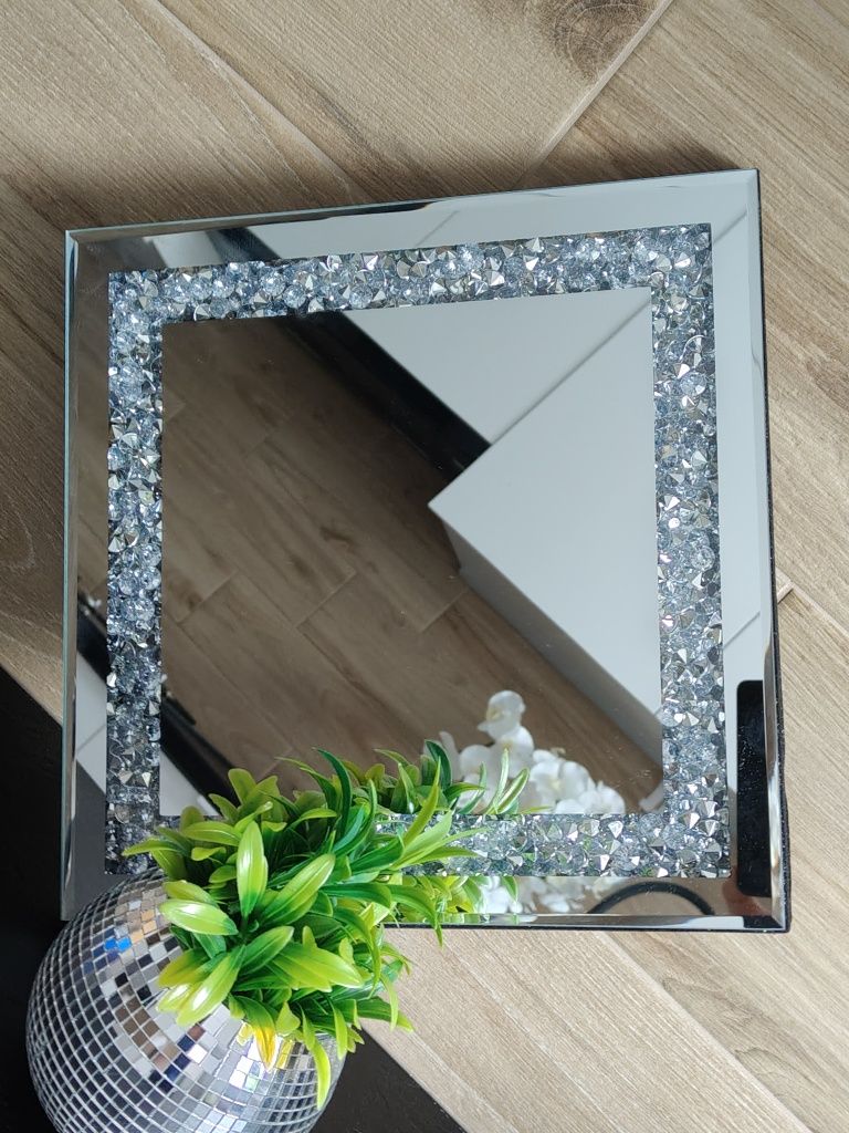 Kwadratowe lustro ścienne Glamour 30/30 cm
Można powiesić standardowo