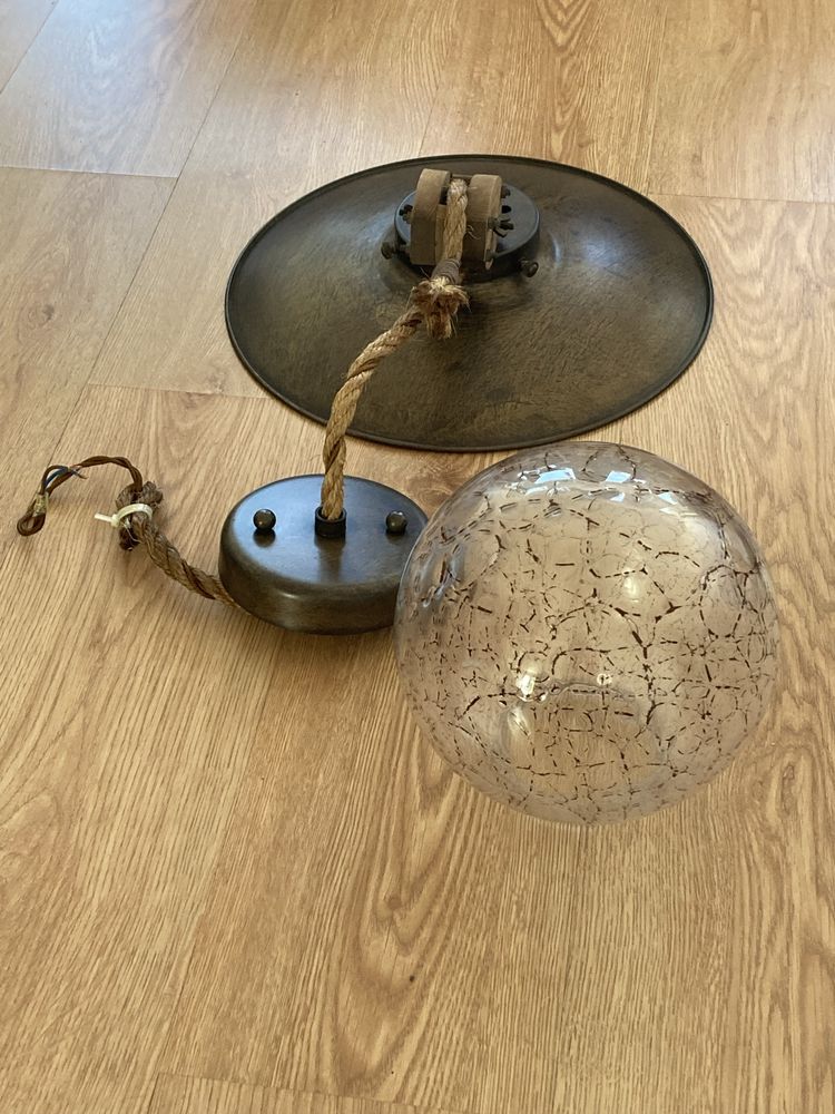 Conjunto de candeeiros de latão com globos de vidro