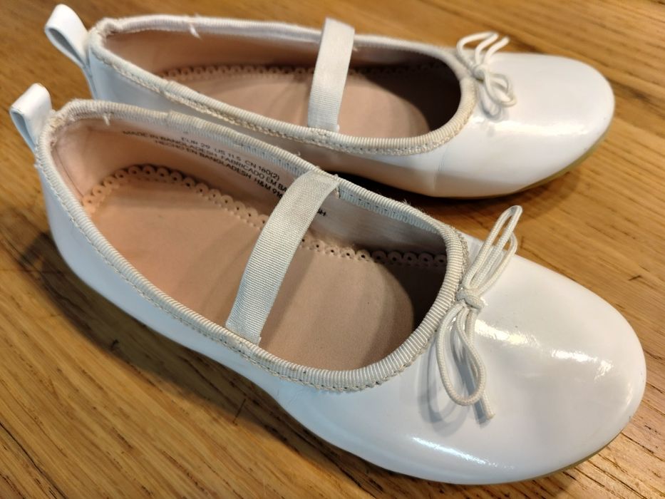 Białe balerinki lakierki H&M 29