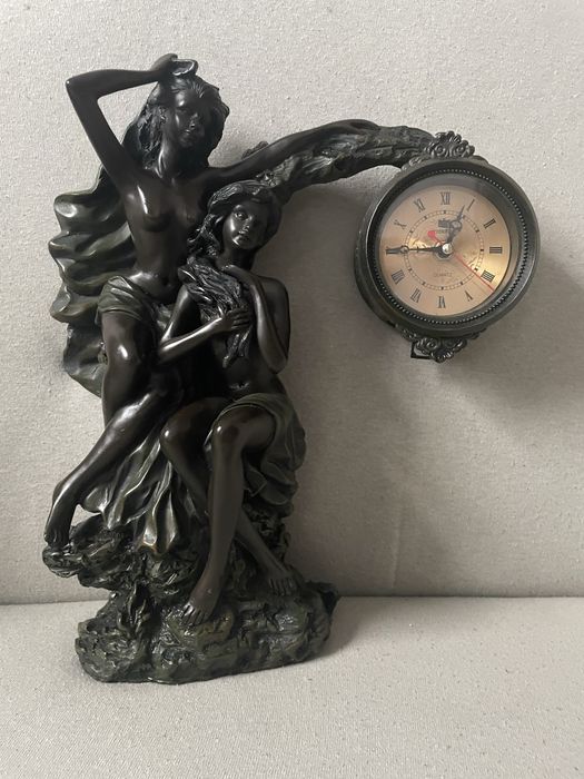 Piękny zegar gipsowy