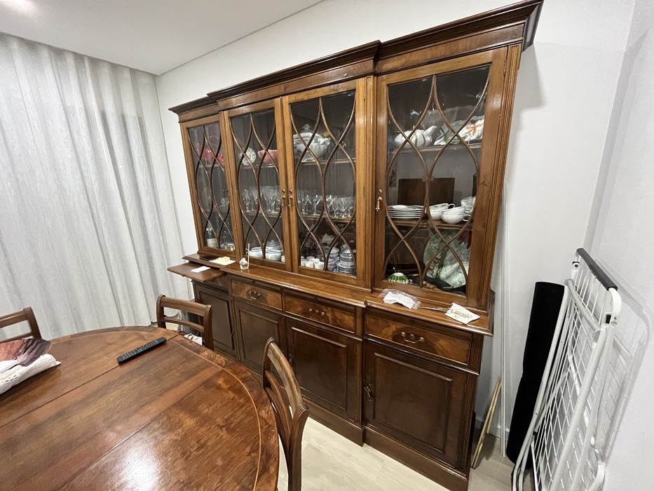 Conjunto louceiro + mesa com 6 cadeiras.