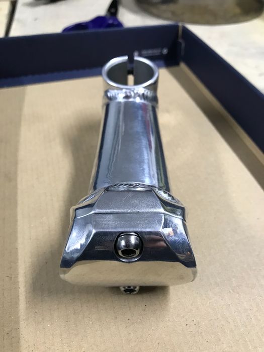 Vendo avanço em alloy, polido à mão, impecável, como novo