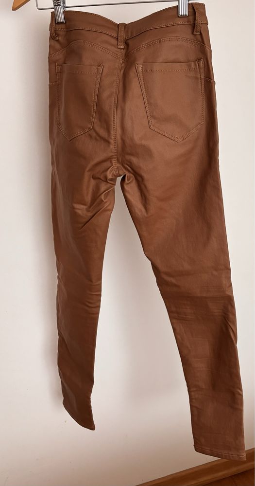 Calça polipele, de cor camel, nº 38