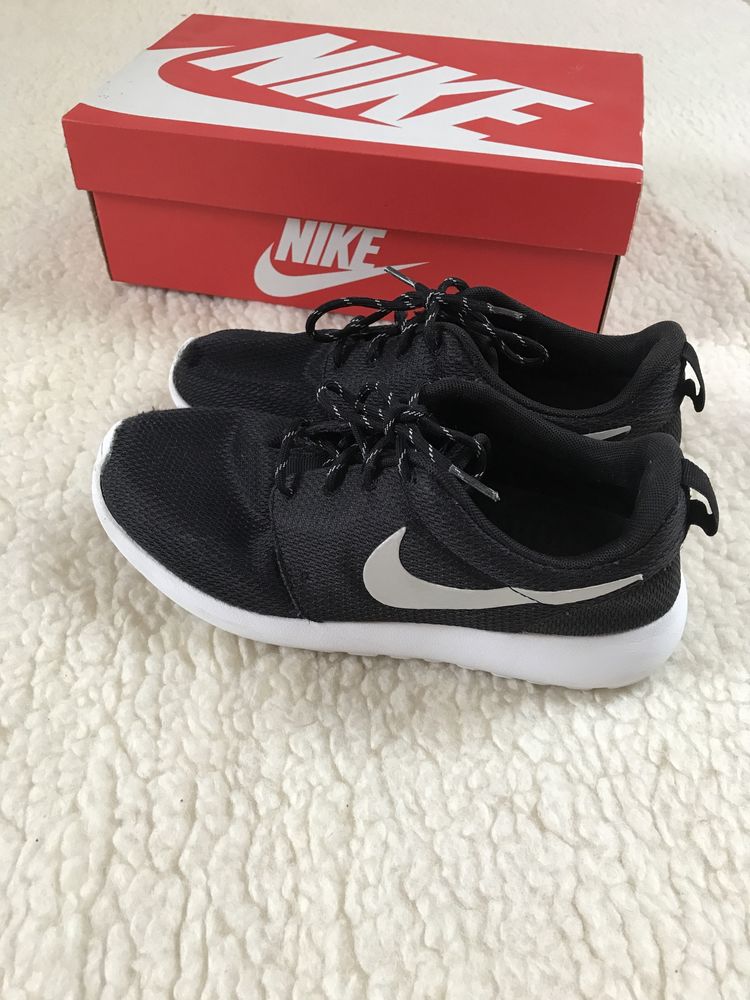 Czarne buty sportowe biała podeszwa, treningowe Nike Wmns Roshe One