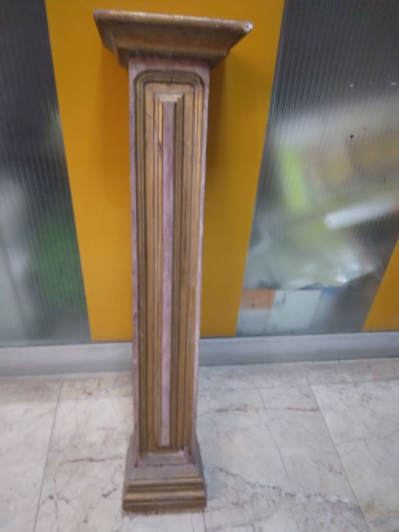 Coluna  com pianha  em madeira marmoriado
