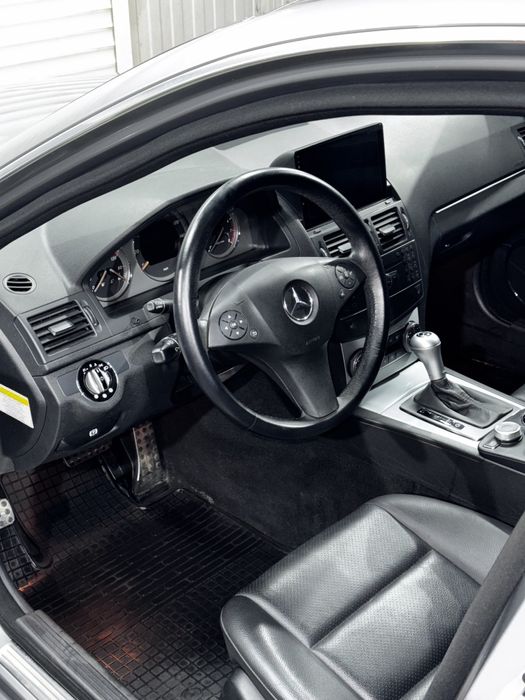 Мерседес с300 99350км, 2 власники.