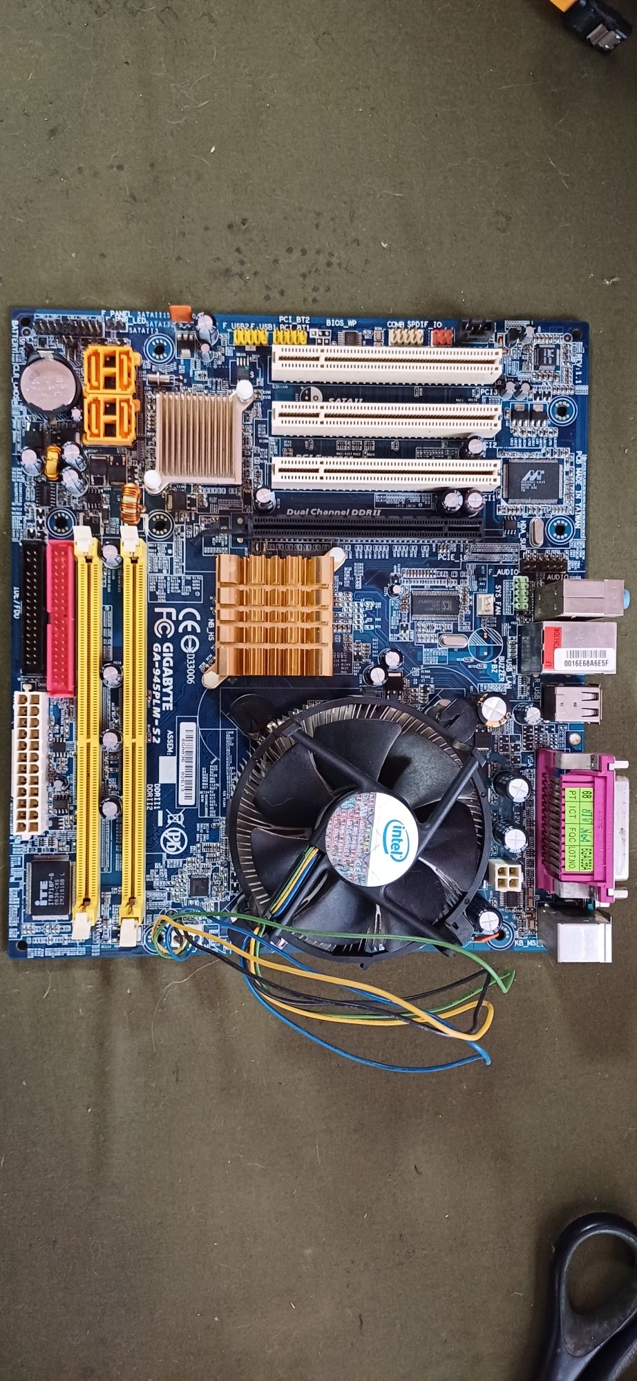 Материнская плата GIGABYTE  GA-945PLM-S2