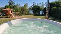 Całoroczny domek nad jeziorem z prywatną plażą oraz jacuzzi hot tube