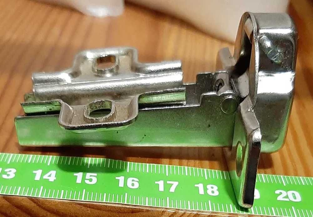 Zawias meblowy do drzwi nakładanych 110° z prowadnikiem H-2. FGV.