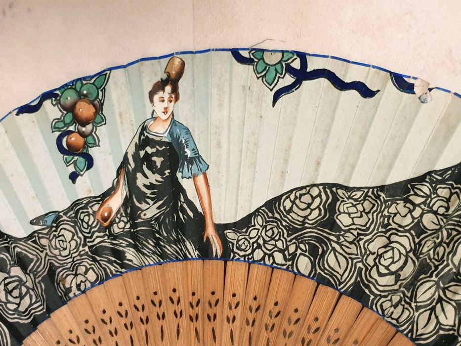 Lindo antigo leque pintado à mão  em madeira, papel e madrepérola