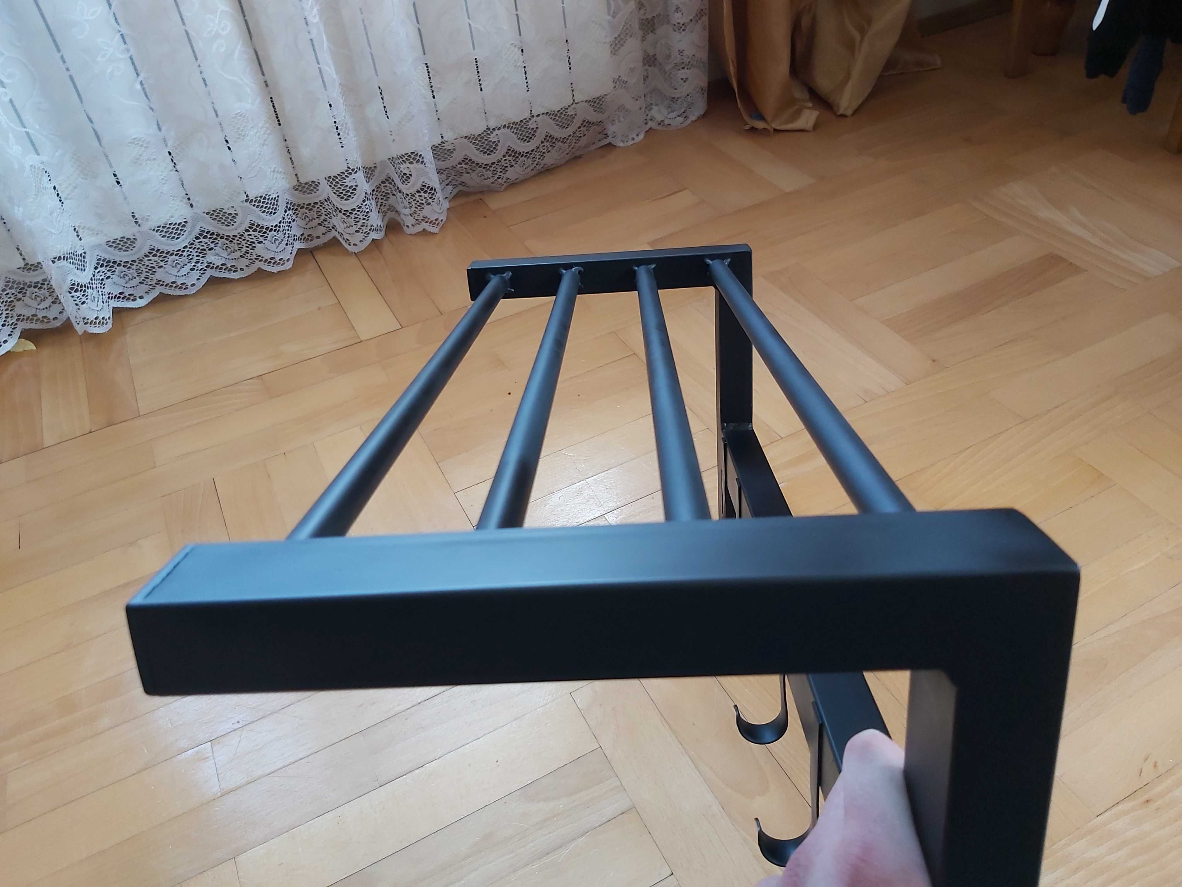 Wieszak na ubrania wiszący z półką