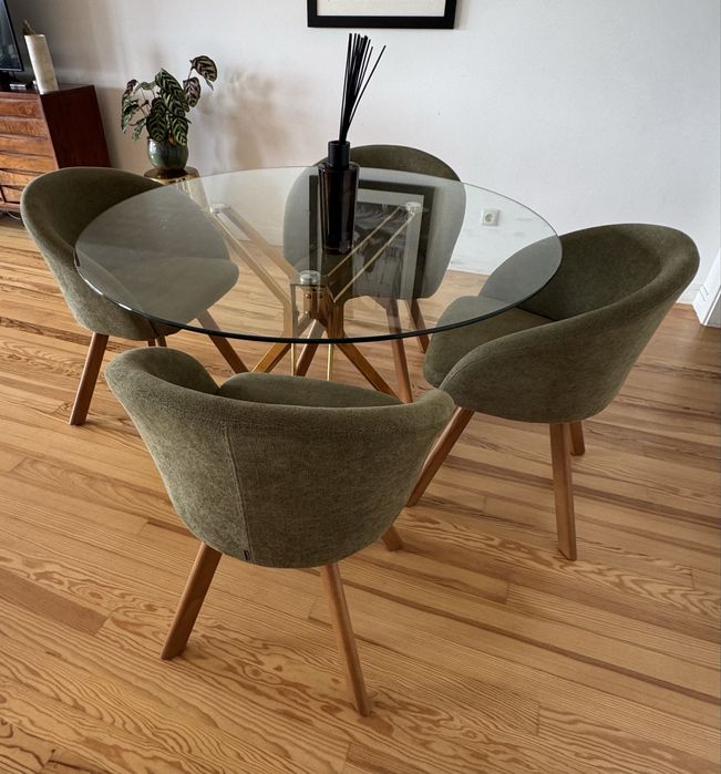 Cadeiras e mesa de jantar