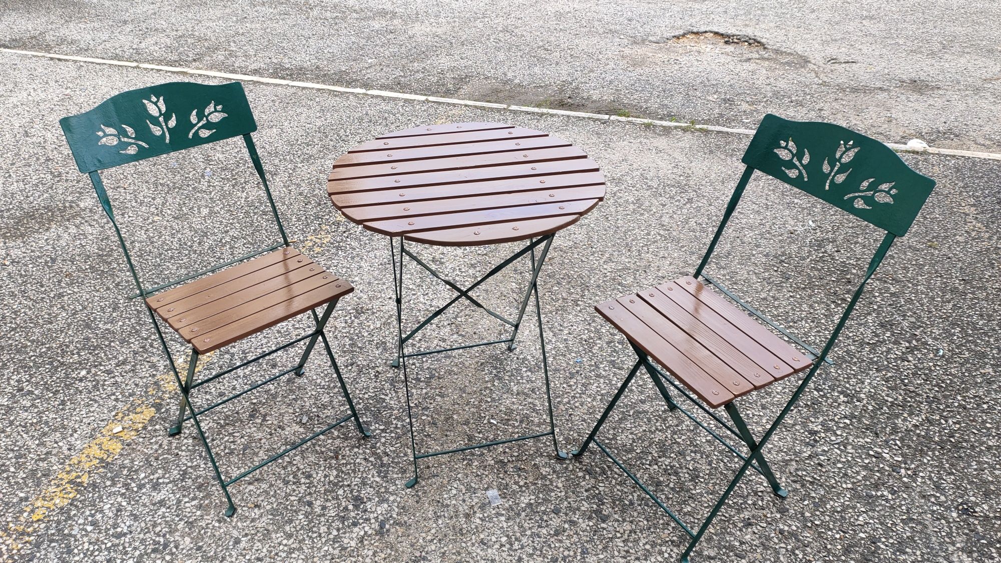 Mesa e cadeiras de jardim rústico