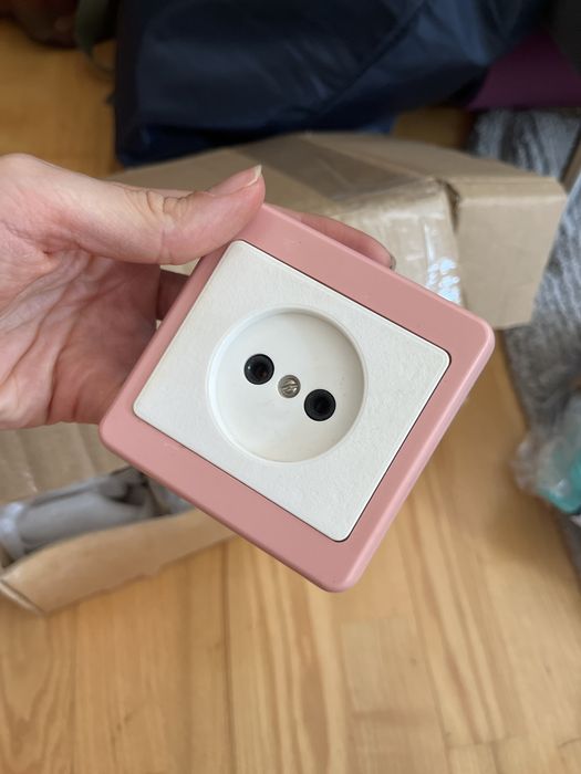 Kontakty gniazdka elektryczne PRL różowy niebieski