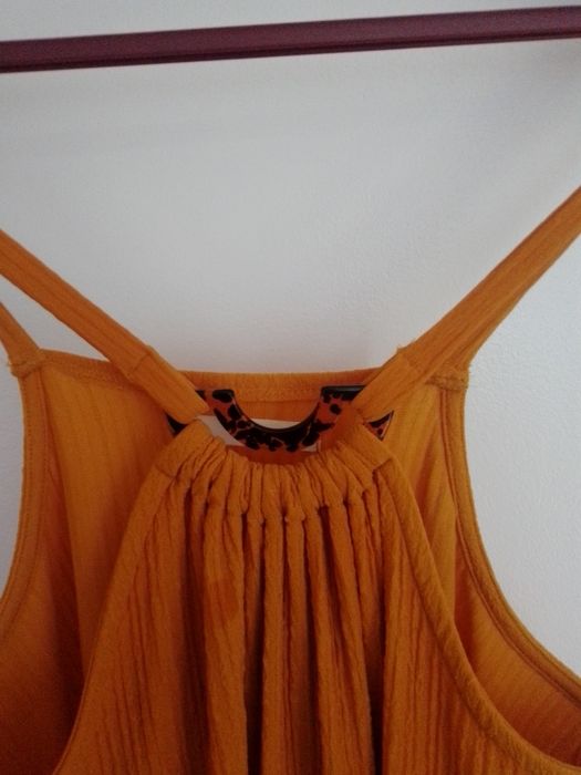 Vestido na cor mostarda