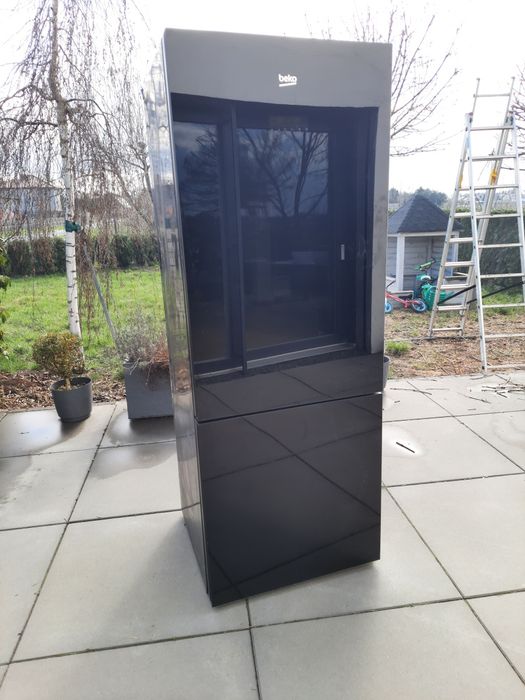 Czarna szklana lodowka Beko zamrazarka