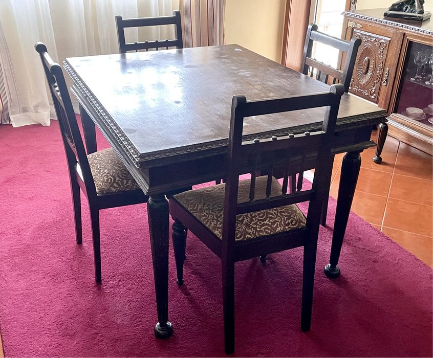 Mesa de Sala de Jantar e 4 cadeiras em madeira Vintage
