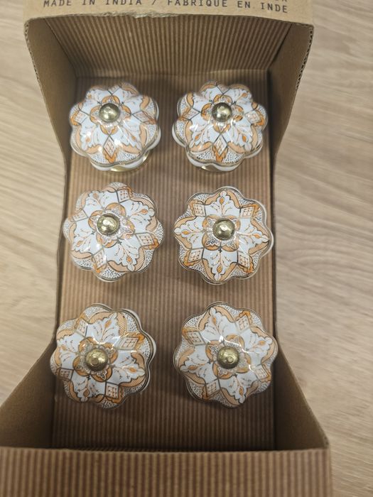 Zestaw 6 ceramicznych gałek do mebli – ręcznie malowane, nowe